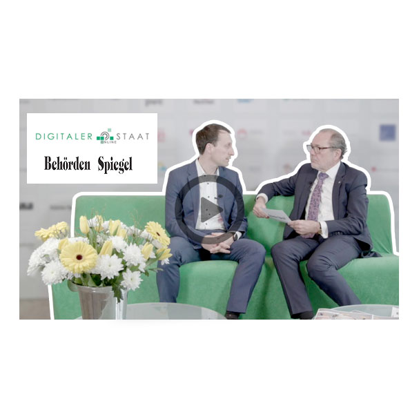 unser Geschäftsführer Tim Neugebauer im Video-Interview auf dem grünen Sofa. 