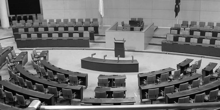 Bundestag mit leeren Stühlen