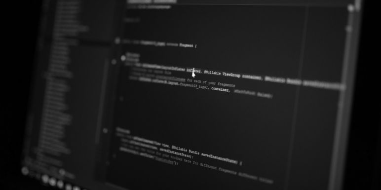 Coding Screen mit schwarzem Hintergrund